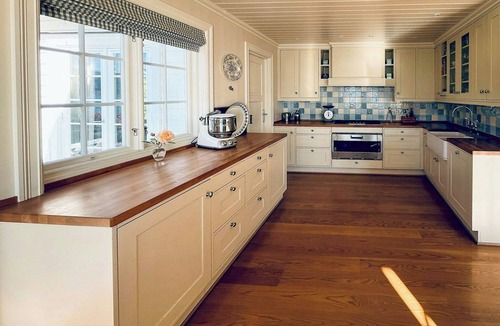 Hurum House | Sommerhus på stranden, stor hage og egen brygge
