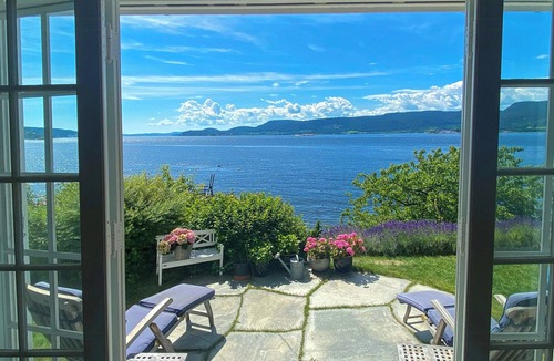 Hurum House | Sommerhus på stranden, stor hage og egen brygge