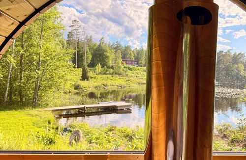 Hultsfred House | Sönnvik, NEW—right on the lake, sleeps 8, hot tub, sauna, dock, boat, barbecue area