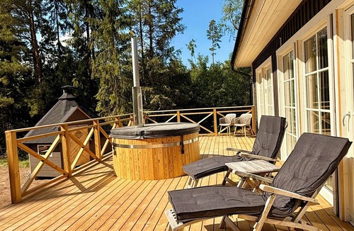 Hultsfred House | Sönnvik, NEW—right on the lake, sleeps 8, hot tub, sauna, dock, boat, barbecue area