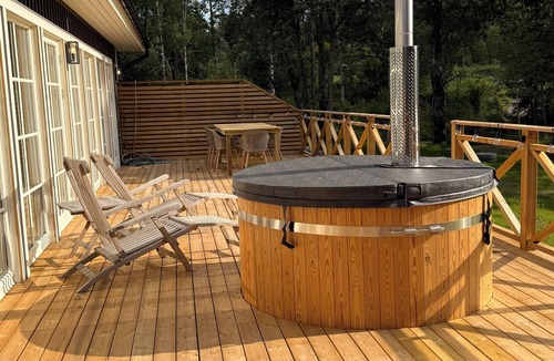 Hultsfred House | Sönnvik, NEW—right on the lake, sleeps 8, hot tub, sauna, dock, boat, barbecue area