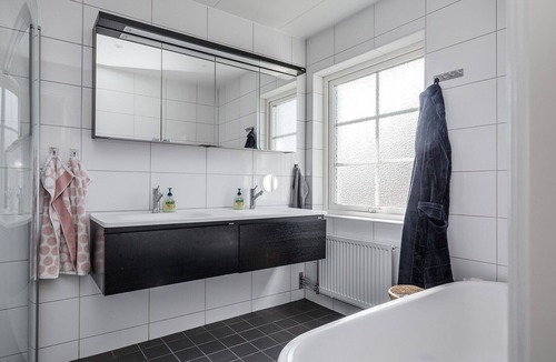 Vega House | Spacious accommodation near Stockholm with heated pool | SE13013
