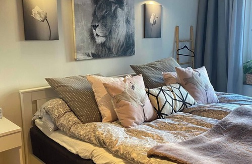 Liljeholmen - Hagersten Apartment | Spacious and Homely Apartment with Patio. Family friendly. Pets Allowed!