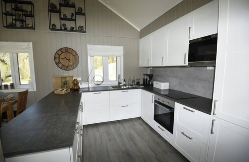 Lund House | Spacious cabin with lake views in Åvesdalen