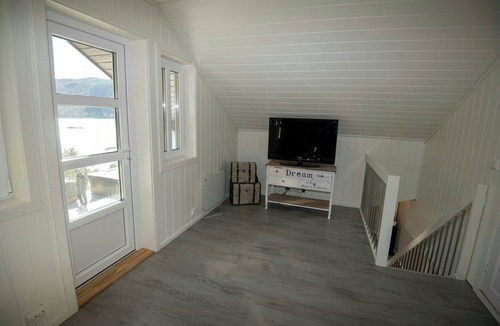 Lund House | Spacious cabin with lake views in Åvesdalen