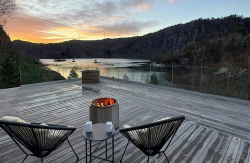 Lund House | Spacious cabin with lake views in Åvesdalen