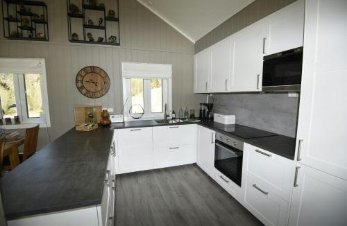 Lund House | Spacious Cabin With Lake Views In Åvesdalen