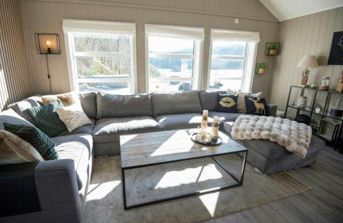 Lund House | Spacious Cabin With Lake Views In Åvesdalen