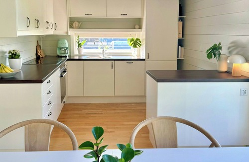 Lyngdal House | Spacious family cabin by the Lyngdal coastline