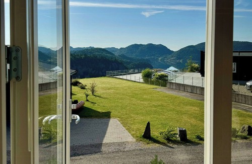 Lyngdal House | Spacious family cabin by the Lyngdal coastline