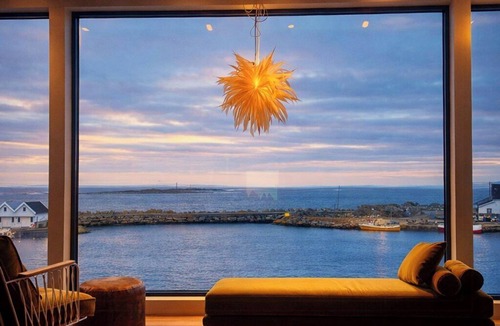Akrehamn Apartment | Spacious harbourfront apartment with sea view