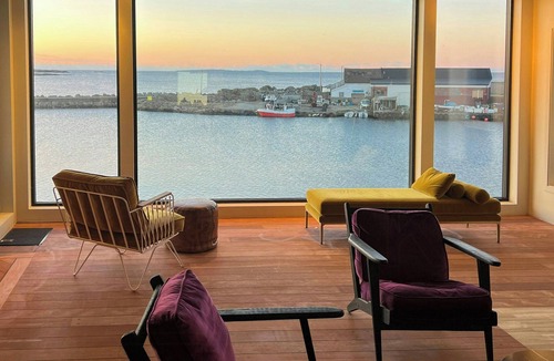 Akrehamn Apartment | Spacious harbourfront apartment with sea view