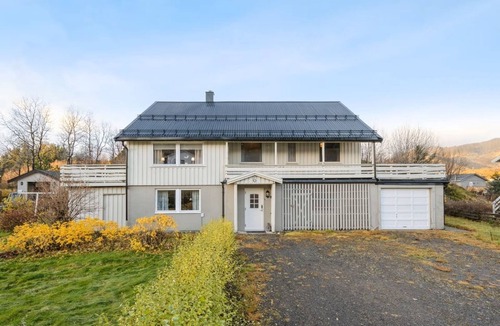 Kabelvag House | Spacious house in Lofoten - Experience Midnight Sun, Northern Lights and Mountains