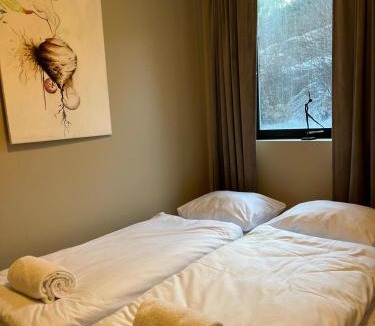 Voss House | Spacious Private House - Big Garden & Free Parking