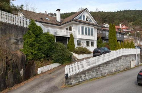 Fyllingsdalen House | Spacious villa with terrace & car charger Bergen