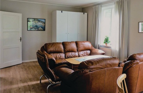 Algaras House | Spacious wooden cottage in a quiet location with a view of lake Sisjön.