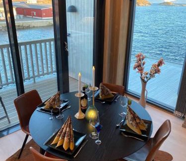 Henningsvaer Apartment | Spectacular view sea front Henningsvær