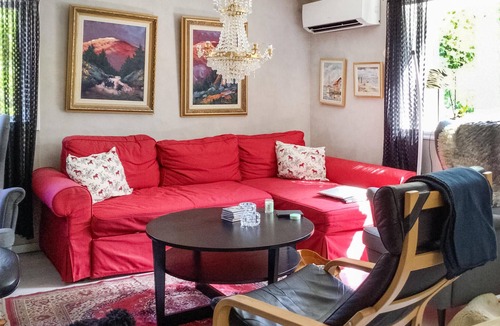 Gavle House | Spend a relaxing vacation in this charming and cozy vacation home on a lake.