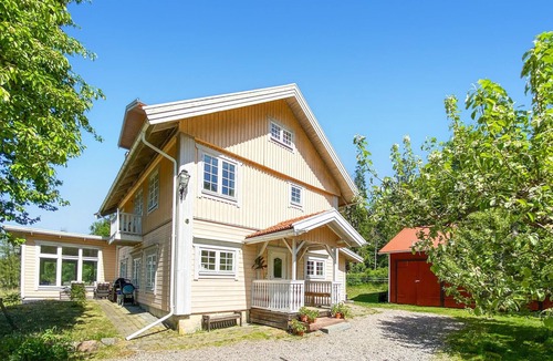 Nashulta House | Spend an unforgettable time in this charming Swedish wooden house by the lake.
