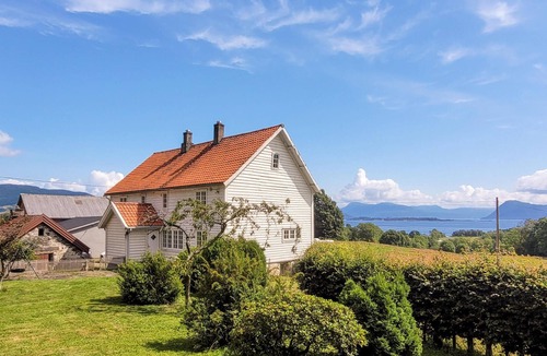 Nedstrand House | Spend relaxing summer days in this spacious vacation home on the peninsula, Nedstrand.