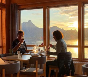 Vestvagøy Hotel | Statles Rorbu- og Konferansesenter AS