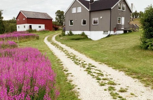 Indre Billefjord House | Stenli Retro Homestay