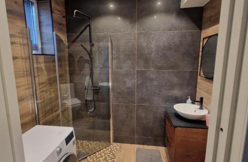 Motala Apartment | Stilren svit lägenhet med trädäck och laddstation