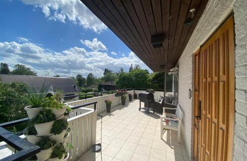 Ella park House | Stockholm Arlanda gratis parkering , Wifi, Fiber 1Gb, 2 enkelsängar, Långtidsboende rymligt o Garderober Room2