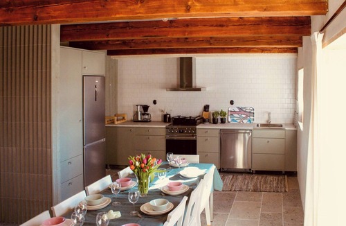 Burgsvik Apartment | Stor flat in restored stone barn near the sea