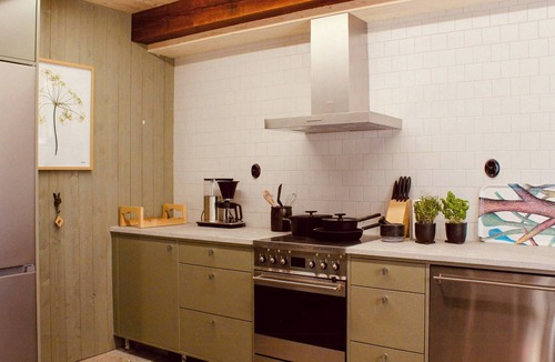 Burgsvik Apartment | Stor flat in restored stone barn near the sea
