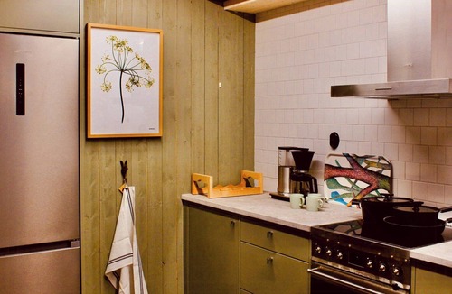 Burgsvik Apartment | Stor flat in restored stone barn near the sea