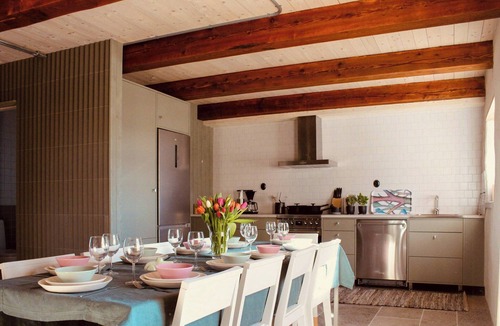 Burgsvik Apartment | Stor flat in restored stone barn near the sea
