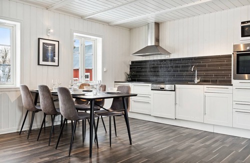 Stamsund Apartment | Stor rorbu med høy standard