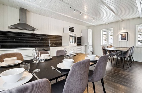 Stamsund Apartment | Stor rorbu med høy standard