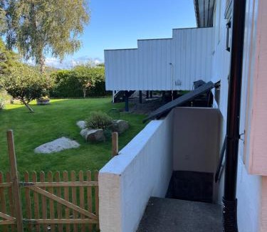 Mandal Apartment | Stor, velutstyrt sokkel leilighet i Mandal
