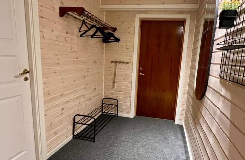 Mandal Apartment | Stor, velutstyrt sokkel leilighet i Mandal