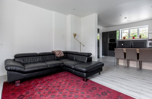 Hindby Villa | Stort hus i Lugnt Område med Stor Trädgård