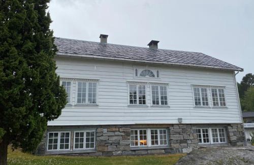 Møre og Romsdal House | Stort hus med tømmervegger og fjordutsikt