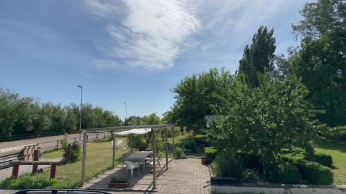 Hollviken Apartment | Stort rymligt boende med två sovrum och pentry i lantlig miljö