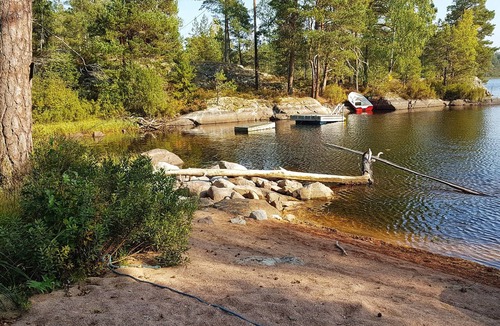 Hultsfred Cabin | Stuga Dagmar on the shores of Lake Nerbjärken, with a rowboat