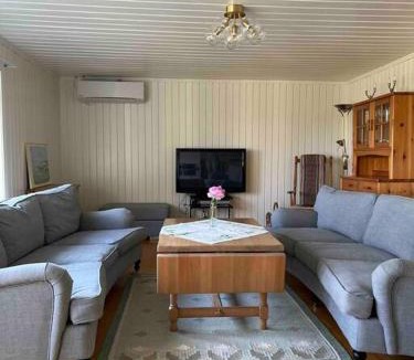 Tvaaker House | Stuga i Björkäng med havsutsikt!