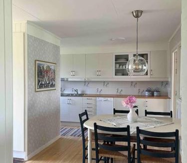 Tvaaker House | Stuga i Björkäng med havsutsikt!