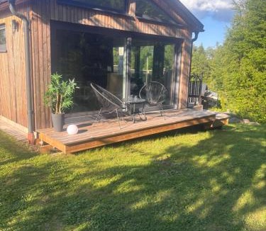 Tibro House | Stuga med spabad närhet till sjön Örlen