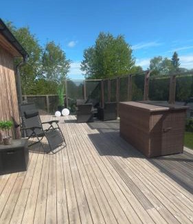Tibro House | Stuga med spabad närhet till sjön Örlen