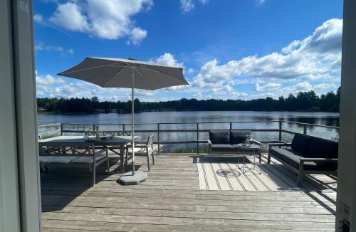 Odestugu House | Stuga med strandtomt i Smålands natursköna miljö