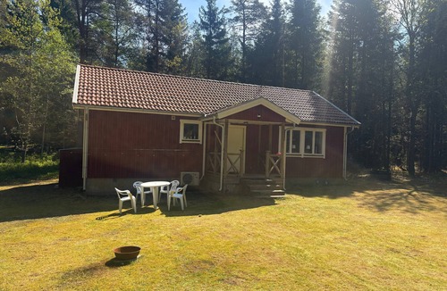 Annerstad House | Stuga Rödhak – Cozy Swedish Cottage in Secluded Forest Location in Småland