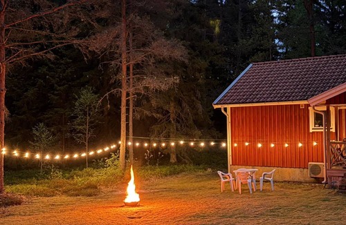 Annerstad House | Stuga Rödhak – Cozy Swedish Cottage in Secluded Forest Location in Småland