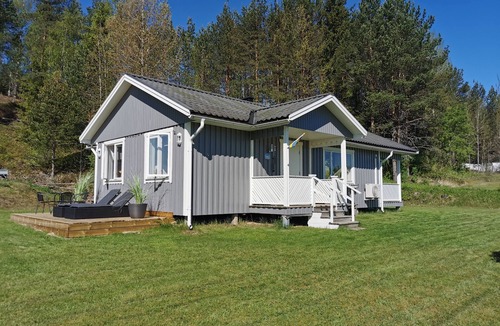 Rada Cottage | Stuga Solbacken next to the lake "Rådasjön"