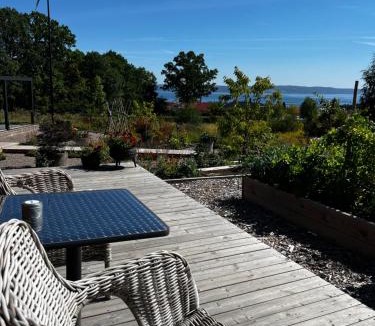 Habo House | Stugor på Vättervy Glamping med fantastisk utsikt
