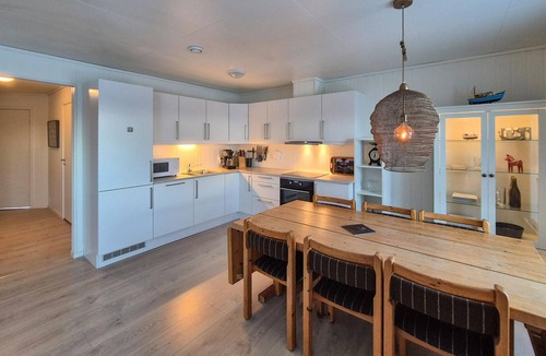 Lykling Apartment | Stunning apartment in Finnås with house sea view
